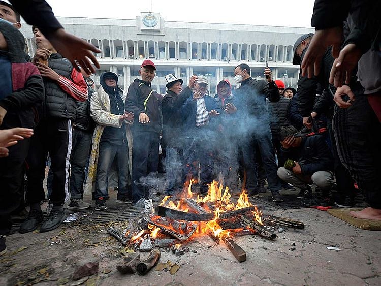 Kyrgyz government headquarters protests