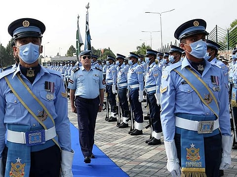 Iraqi Air Force commander Major General Shihab Jahid Ali Shakarchi being presented the guard of honour by Pakistan Air Force (PAF) contingent during his visit to Air Headquarters in Islamabad on October 13, 2020. 