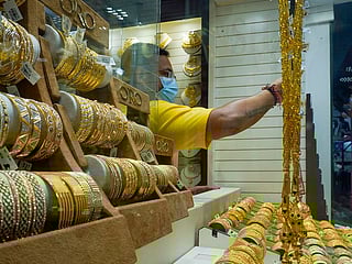 Dubai gold prices hold near record highs