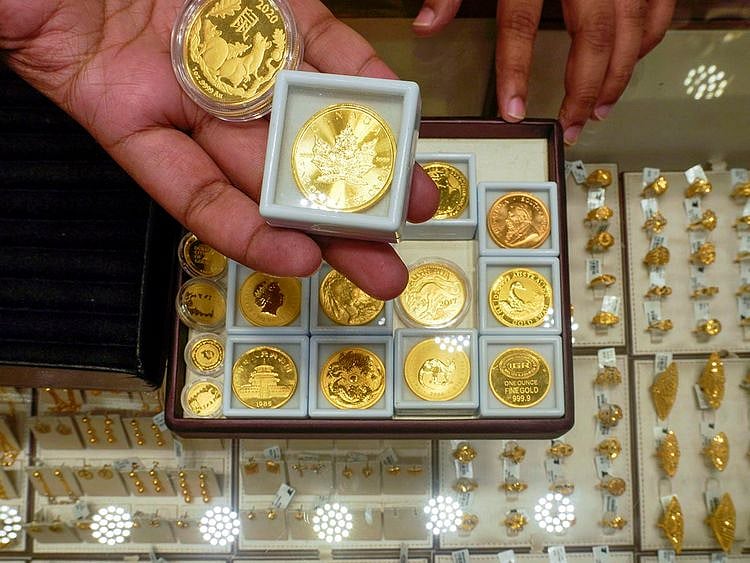 STOCK Dubai gold shopping