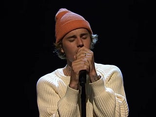 Justin Bieber delivers emotional ‘SNL’ performance, stuns fans