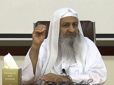 Falah Mandakar, a Kuwaiti preacher known for his anti-extremism stances, has died due to coronavirus.