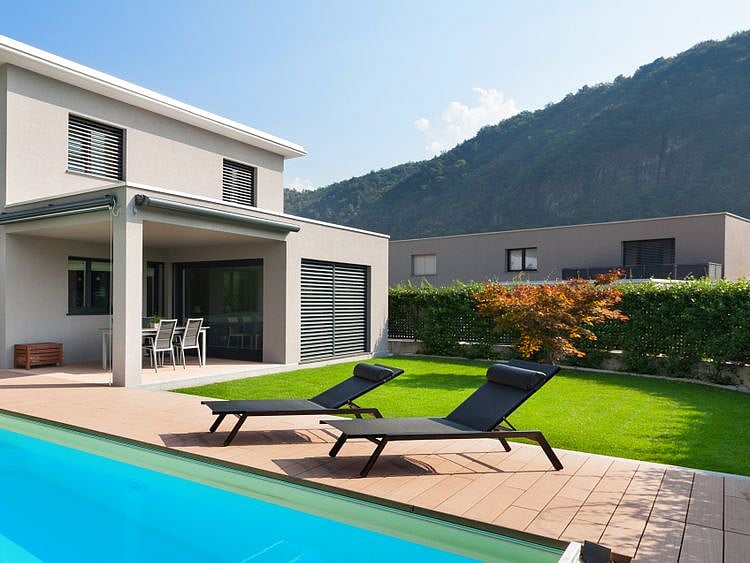 The grass carpet is perfect for your poolside