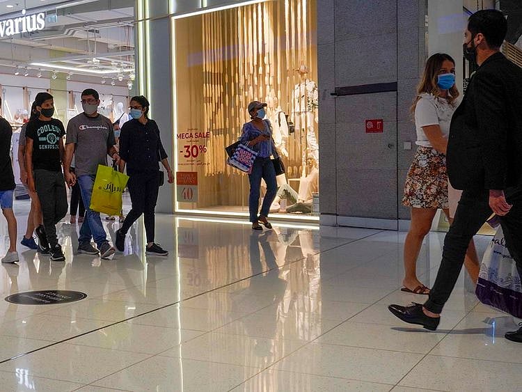 Stock Dubai shopping shoppers economy