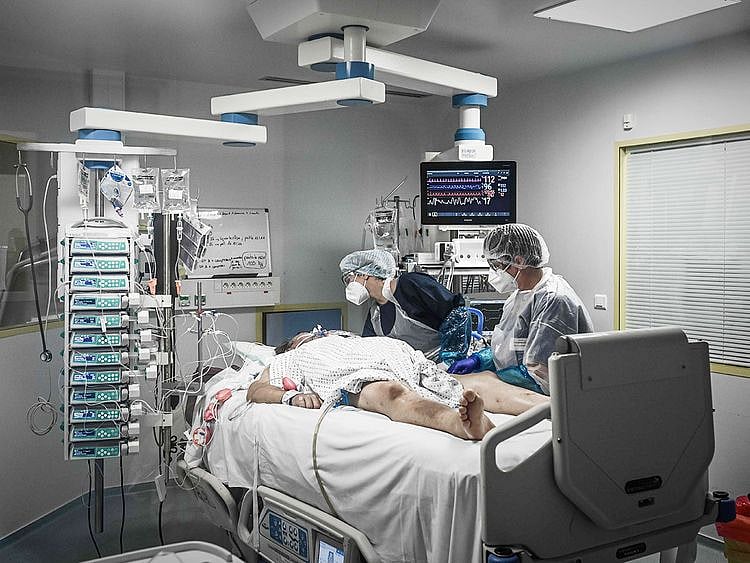 Medical personnels attend a COVID-19 patient 