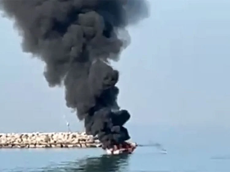 NAT 201110 BOAT FIRE-1604998885184