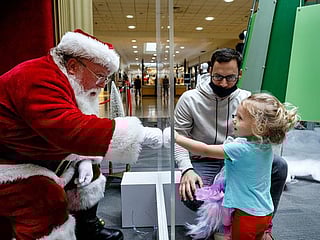 COVID-19: Here comes Santa Claus - with face masks and plexiglass 