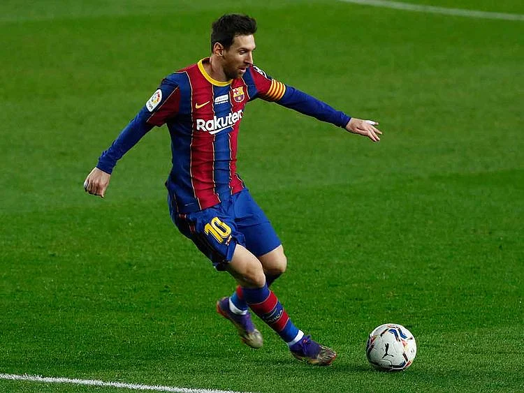 Barcelona's Lionel Messi controls the ball on the edge of the penalty area during the Spanish La Liga soccer match between Barcelona and Valencia at the Camp Nou stadium in Barcelona, Spain, Saturday, Dec. 19, 2020.