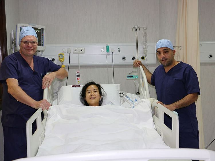 Carryll Chuang with Prof. Dr. Matthias Honl (left) after the surgery at Burjeel Hospital for Advanced Surgery Dubai-1608815890223