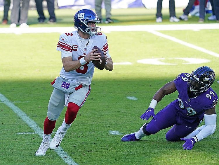 New York Giants quarterback Daniel Jones pressured in the second quarter by Baltimore Ravens linebacker Matthew Judon 
