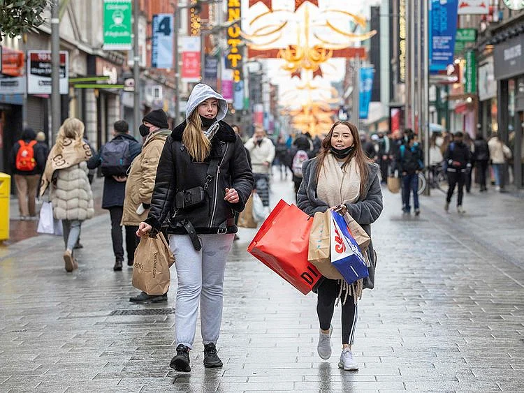 Pedestrians shop in advance of a new coronavirus lockdown in Dublin on December 31, 2020.