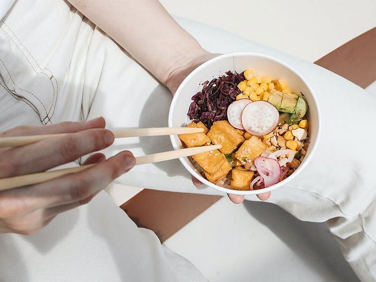 Man eating with chopsticks, Hawaiian poke bowl