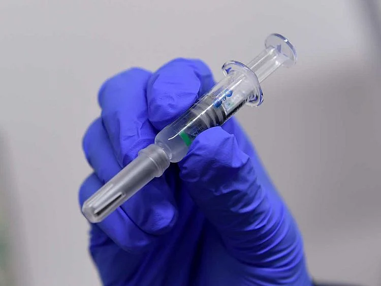 NAT-210120-COVID-VACCINE-ABU-DHABI-24