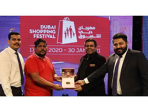 During this DSF, ¼ kilo gold winner, Yesudasan (Coupon No.0792964/draw date-17.01.2021) received a prize from Sky Jewellery directors, Akash John and Amith John during a ceremony held at Global Village. Also seen in the frame is Media Coordinator, Sky Jewellery, Samson Samuel