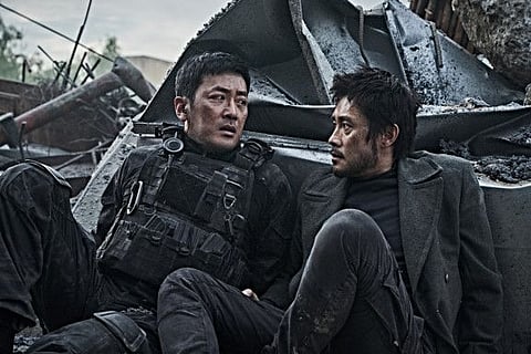 Ha Jung-woo and Lee Byung-hun in 'Ashfall'.