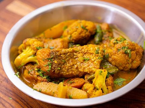 Fulkopi diye Katla Macher Jhol (Catla/rohu fish curry with seasonal cauliflower)