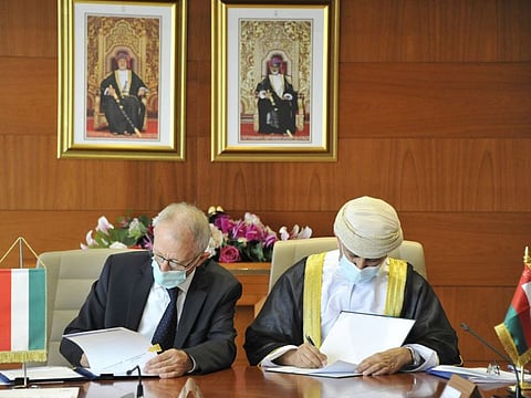 The agreement was signed by Dr. Bakhit bin Ahmed Al Mahri, Undersecretary for Higher Education, and Dr. Tibor Stemari, Hungary’s ambassador to the Sultanate of Oman.