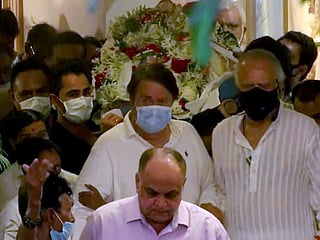 Shah Rukh Khan, Ranbir Kapoor pay last respects to Rajiv Kapoor