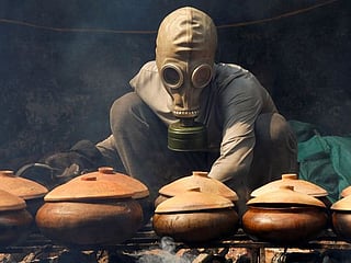 Photos: Gas mask on to braise black carp for the Vietnam Lunar New Year 