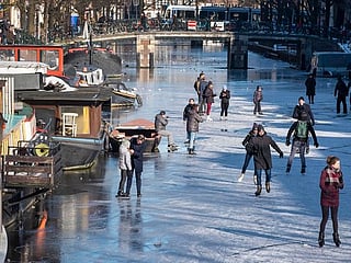Photos: Dutch get their skates on in Amsterdam before the thaw