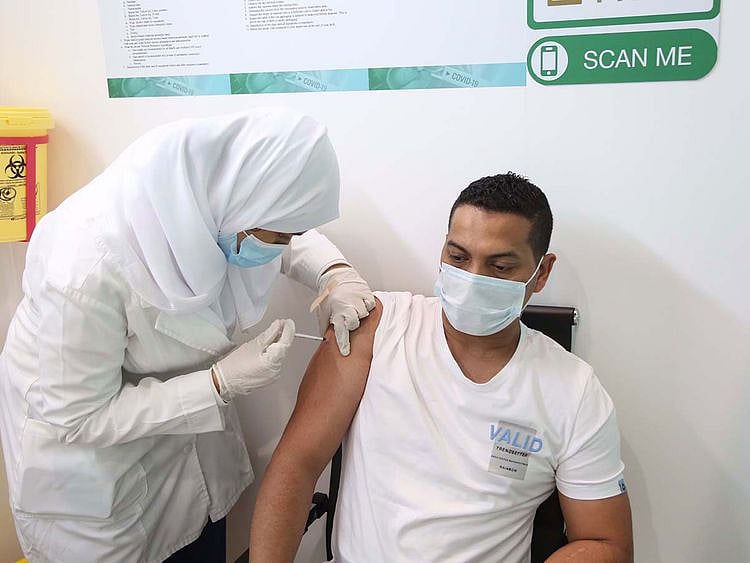People receive shots against COVID-19 at a Mecca centre. 