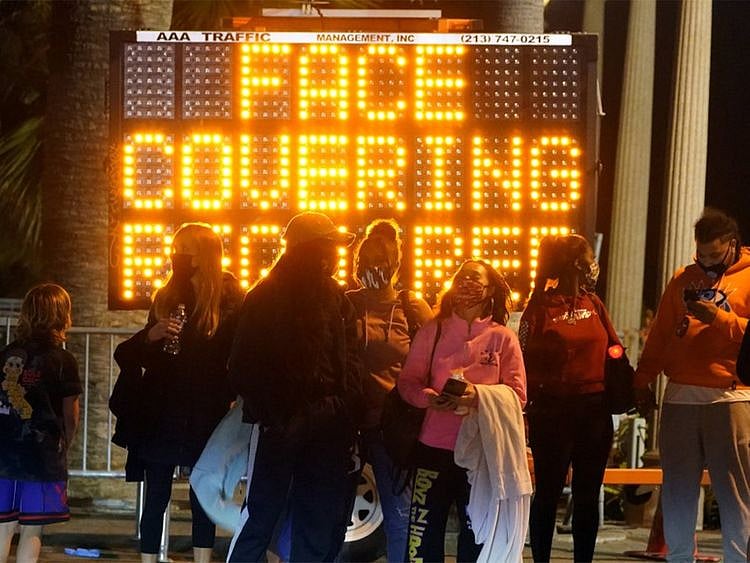 A sign encourages visitors to wear face masks 