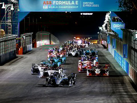 Mercedes' Nyck de vries leads the way in the Diriyah Formula E e-Prix day-night race