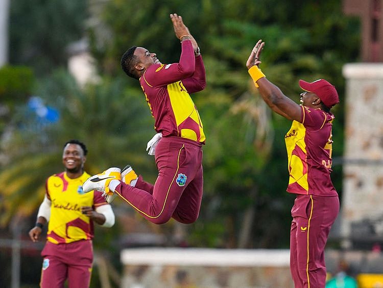 Fabian Allen (L) and Dwayne Bravo (