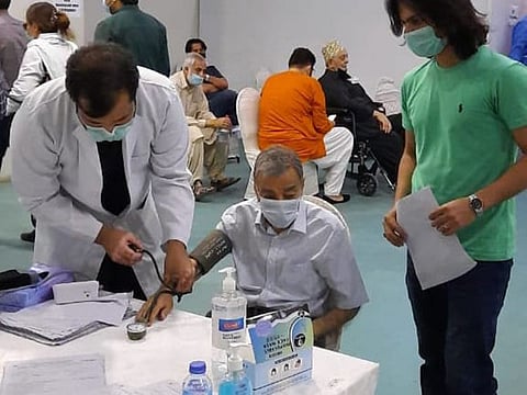 Legendary artiste Zia Mohyeddin getting the coronavirus vaccine at the Arts Council, Karachi.