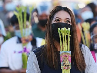 Philippines Catholics brave COVID-19 threat to celebrate Palm Sunday 
