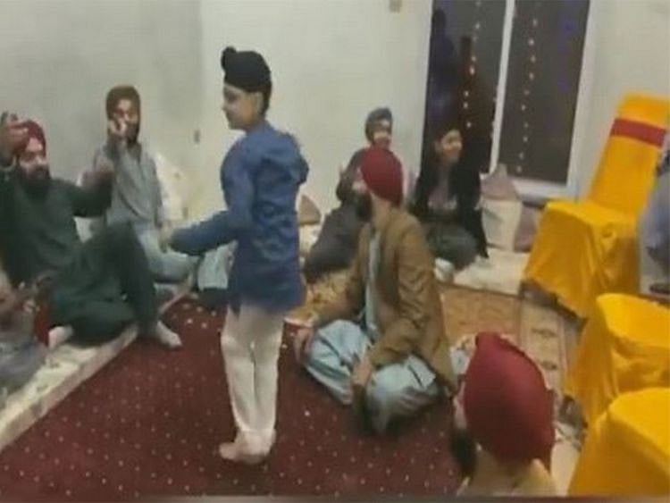 Boy from Pakistan's Sikh community performs traditional dance, video goes viral .