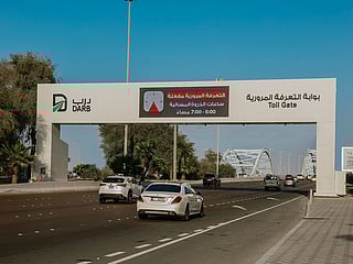 How Abu Dhabi’s Darb toll system works, including toll gate locations, peak-hour charges, and daily fee caps. 
