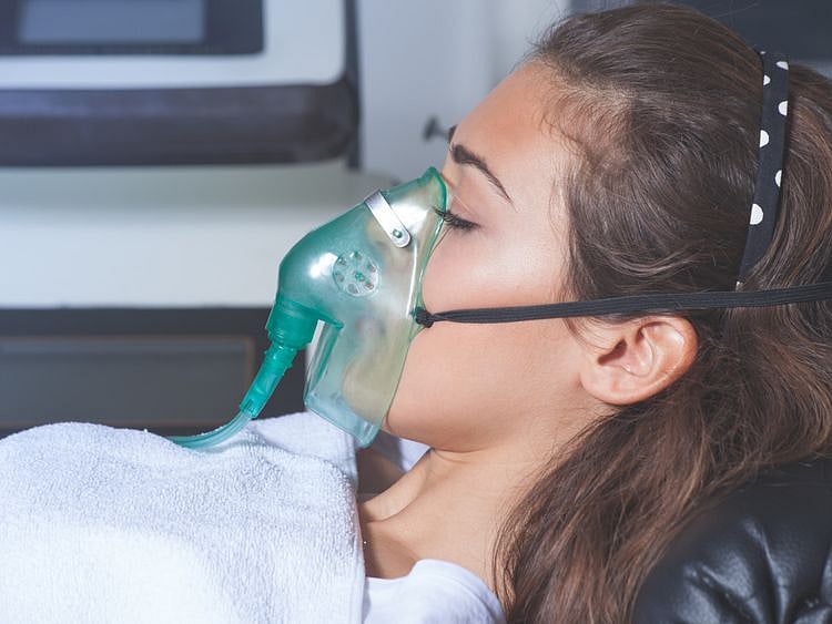 shutterstock_Oxygen mask-1619950815416