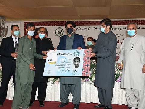 Chairman Bilawal Bhutto-Zardari distributes Benazir Mazdoor Card at the CM House in Karachi. 