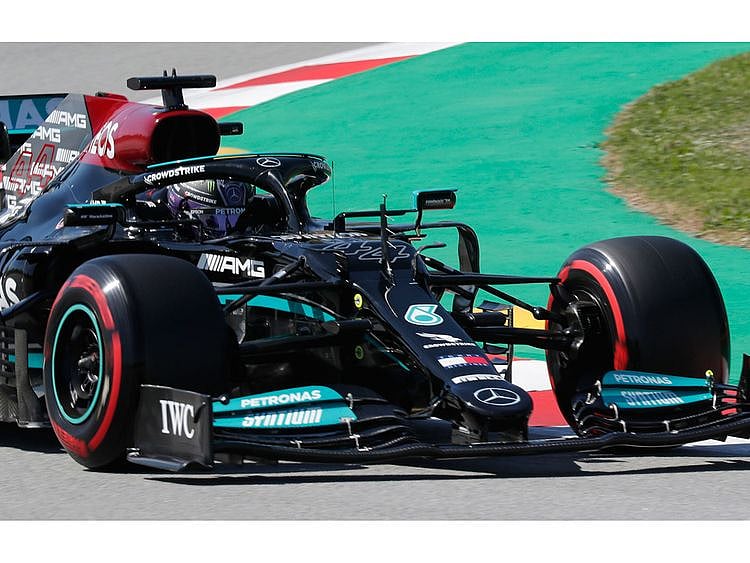 Lewis Hamilton claimed hos 100th pole position in Spain