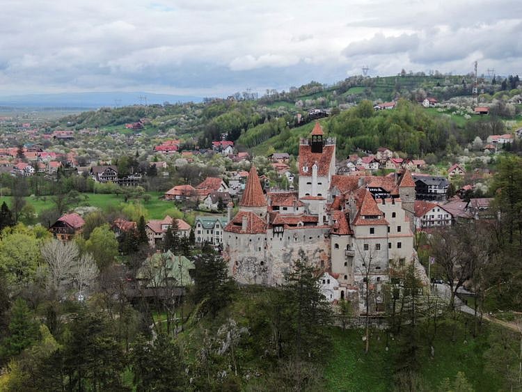 Copy of 2021-05-08T124056Z_1187937713_RC2NBN9GE77T_RTRMADP_3_HEALTH-CORONAVIRUS-ROMANIA-DRACULA-1620644525922