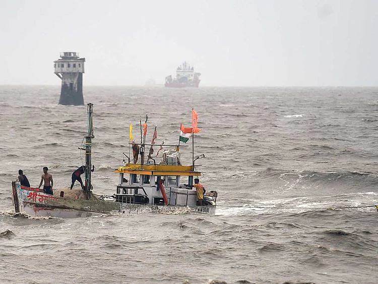 Fishermen cyclone india