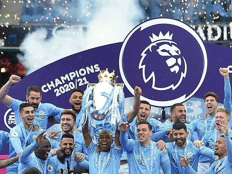 Manchester City lift the Premier League trophy