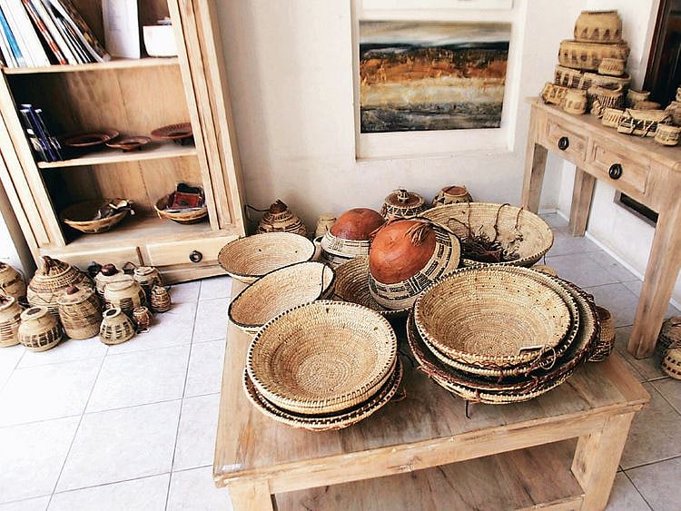 Baskets made from sun-dried palm leaves 