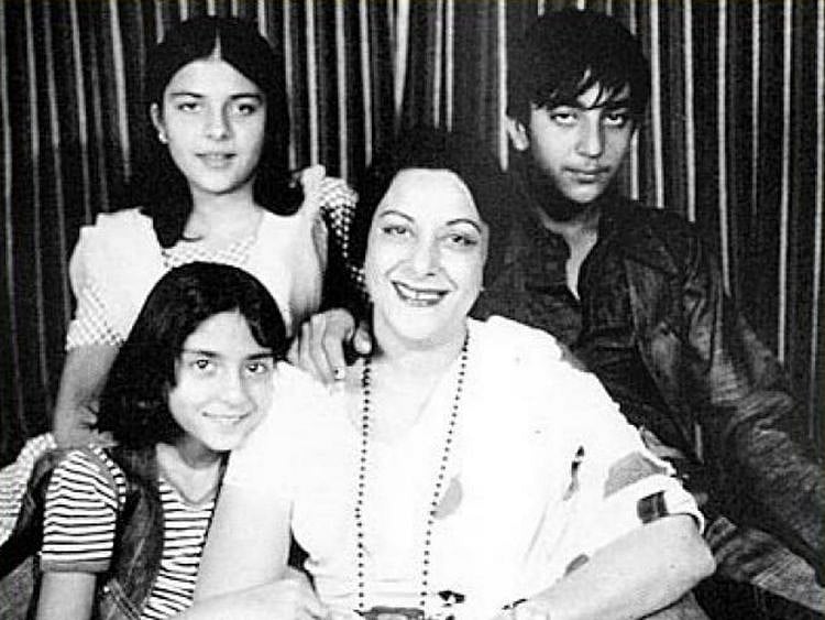 Sanjay Dutt with his mother Nargis and sisters Namrata and Priya Dutt