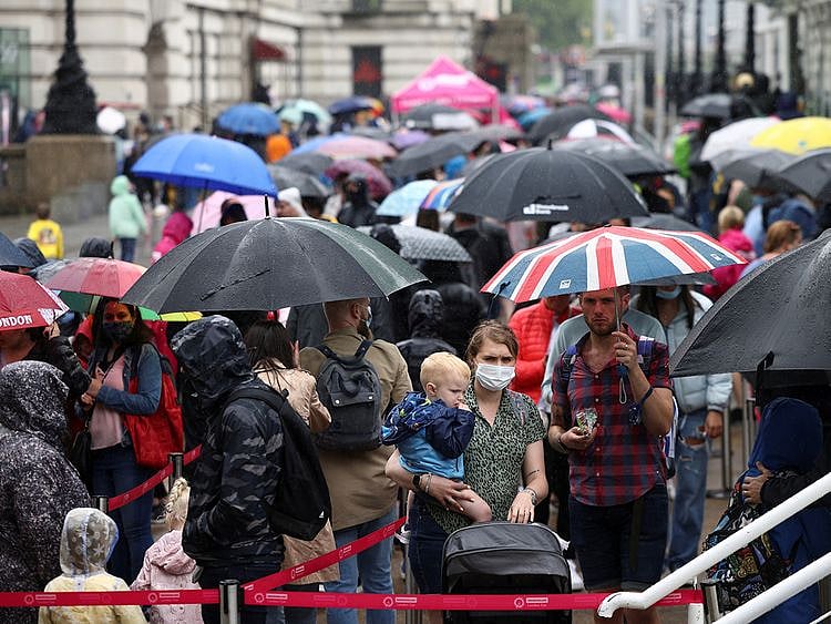 People queue for the London Eye 