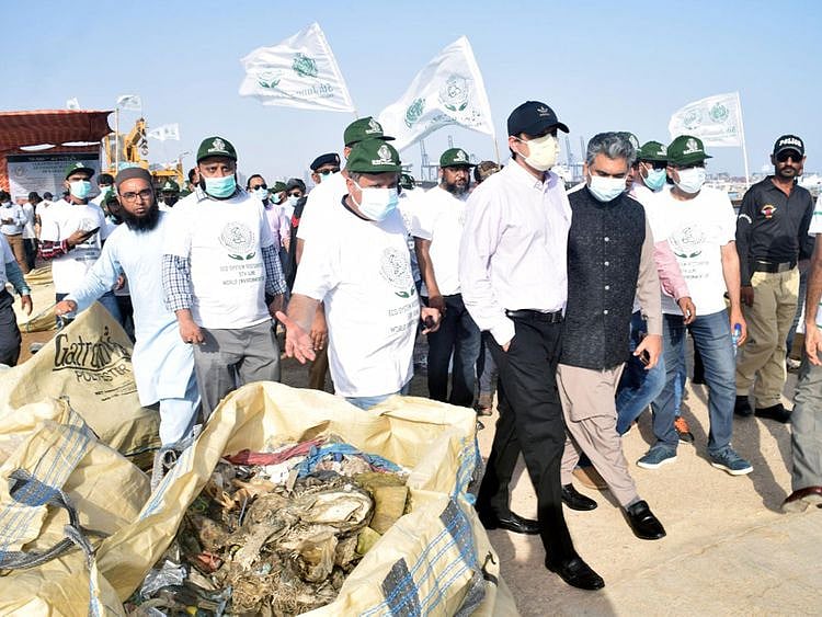 Sindh Law and Environment, Barrister Murtaza Wahab, along with other senior officials, inspects garbage collected from Arabian Sea along Karachi's coastline. 