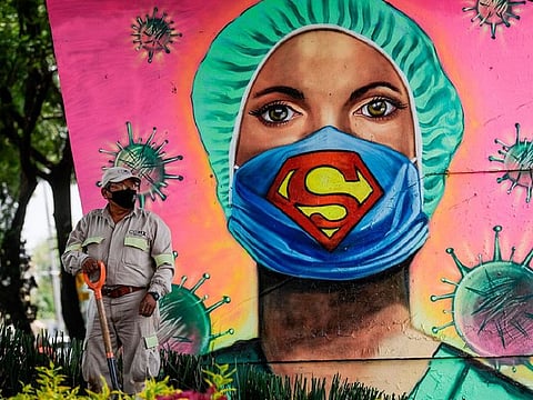 EXPERTS URGE CAUTION IN LIFTING MASK MANDATES: Close monitoring following “Freedom Day” (no more mask required), is needed lest premature “freedom” gives the virus a field day with new wave of infections. Photo shows a mural that promotes mask use while honouring health workers in Mexico City.