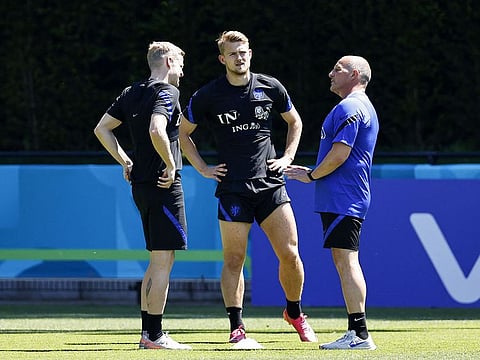 Donny van de Beek, Matthijs de Ligt and Netherlands trainer Rene Wormhoudt 