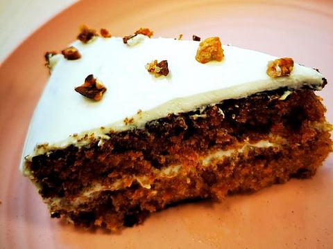 How to make carrot cake with cream cheese frosting