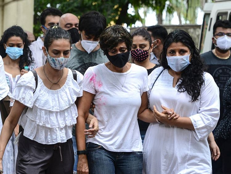 Bollywood actress Mandira Bedi (C) attends the funeral of her husband and Bollywood film director and producer Raj Kaushal in Mumbai on June 30, 2021. (Photo by Sujit Jaiswal / AFP)