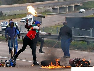 Violent rioting, looting erupt in 2 South African provinces