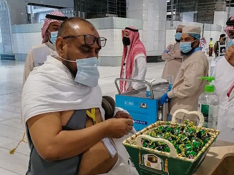 Pilgrims arriving today in the Grand Mosque in Mecca to encircle the Holy Kaaba as part of the Hajj rituals were offered sweets, incense and coffee, a gesture marking also the start of the Muslim Eid Al Adha.