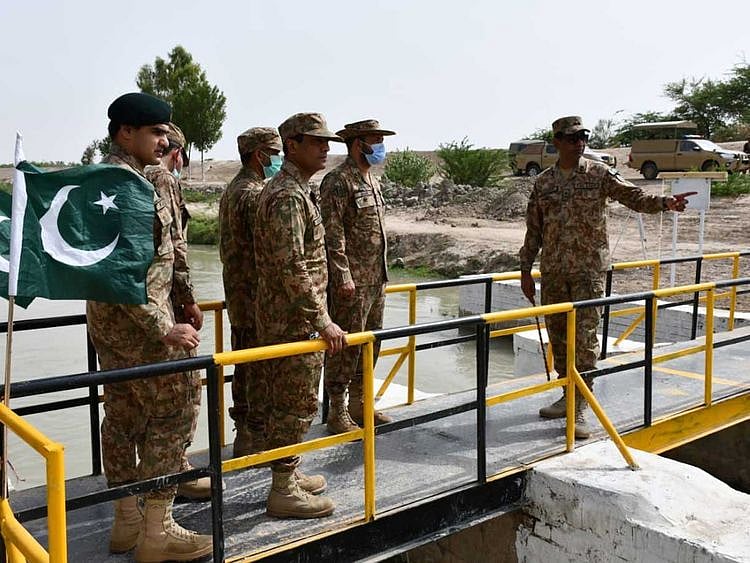 pakistan army officers bridge indus river
