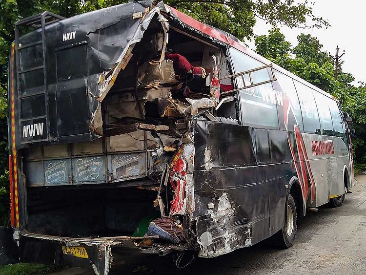 bus truck accident uttar pradesh 